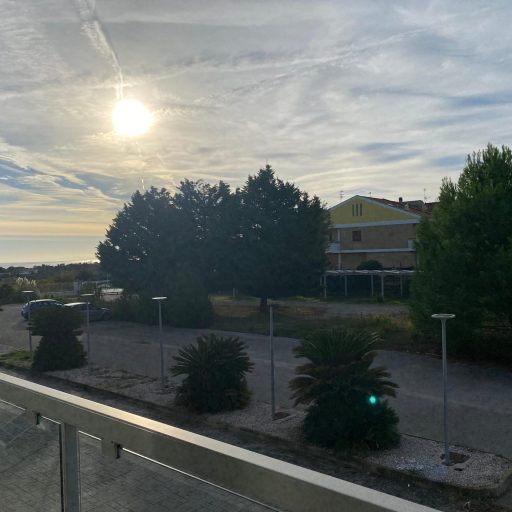 Ampio parcheggio - Angolazione 2