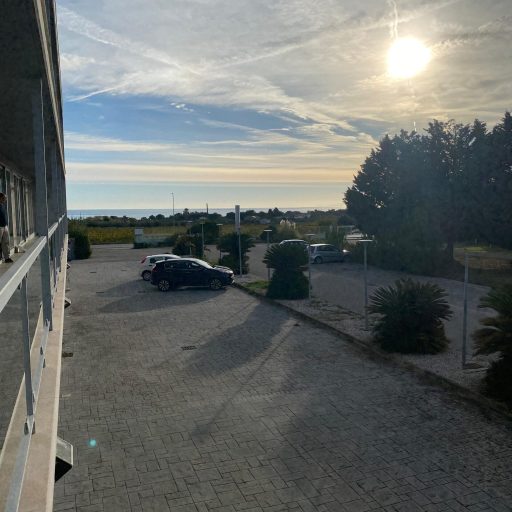 Ampio parcheggio - Angolazione 1