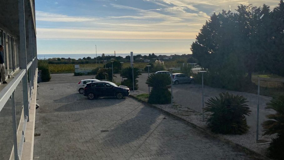 Ampio parcheggio - Angolazione 1