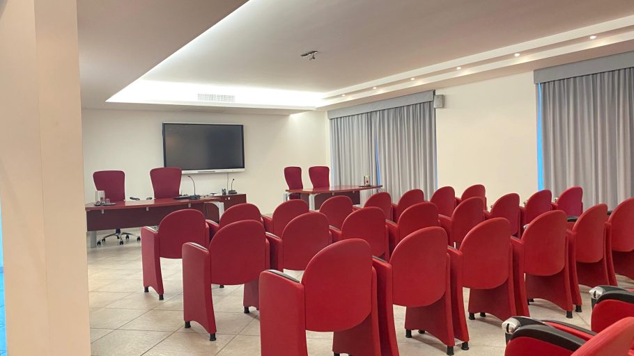 Sala conferenze - Vista relatore e monitor interattivo (Angolazione alternativa)